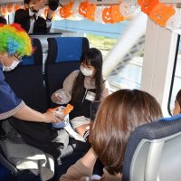 “ハロウィーン特急”出発　京成電鉄　親子ら小旅行満喫