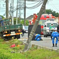 事故現場を調べる県警の捜査員ら。左端のトラックが小学生らの列に突っ込んだとみられる＝６月２８日午後５時２０分ごろ、八街市八街は