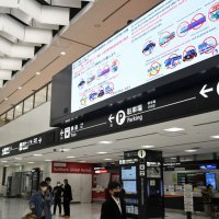 成田空港では新型コロナ対策に関する旅客への要請や呼び掛けがさまざまな所で掲示されている＝２８日

