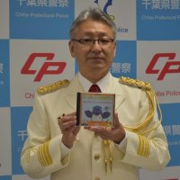 作成したＤＶＤを披露する平林音楽隊隊長＝県警
