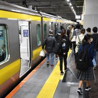 相次ぐ鉄道内殺傷　千葉県内各社も対策模索　「見せる警備」や社員同乗　課題はラッシュ時