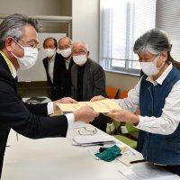 流山市役所前空き地 用途変更反対で署名　住民ら６１９人分、市に提出