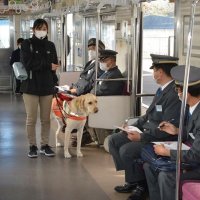 視覚障害者の立場学ぶ　声掛け、サポート体験　印西牧の原駅北総線駅員ら　日本盲導犬協会招き講習会