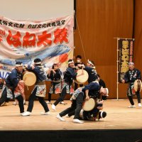 銚子市の伝統芸能「銚子はね太鼓」を披露する保存会のメンバー＝２８日午後、千葉市中央区の県文化会館