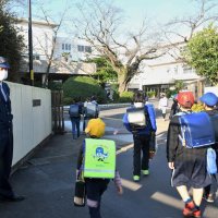 女性刺された成田、警察官が子どもの登下校見守り　児童「容疑者捜して」