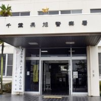 【速報】市のコミュニティバスにはねられ女性重傷　「衝突まで気付かず…」　旭中央病院の敷地内　旭署、男を逮捕