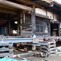 土台の修理のため持ち上げられた染谷家住宅主屋＝柏市
