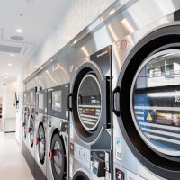 最新の洗濯乾燥機が並ぶ、清潔感のある店内
