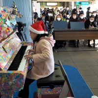 師走の街、温かな音色　木更津駅でピアノフェス
