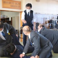 刃物不審者の対応訓練　北総鉄道・鎌ケ谷署確保の手順確認