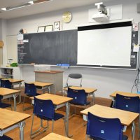 生徒のタブレット端末とリンクするスクリーンが設置され、発表やプレゼンの仕方が学べる教室