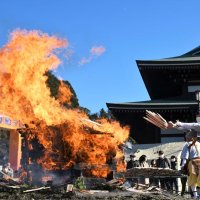 札燃やし御利益に感謝　成田山新勝寺　１年締めくくるお焚き上げ