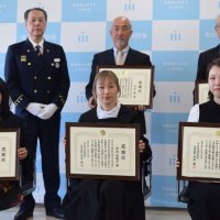 川で溺れる男性２人発見　泳いで向かった６９歳、５人は岸からロープ投げ　「無我夢中」の救命リレー　市川