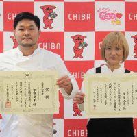 県農林水産部長賞を受けた土屋香苗さん(右)