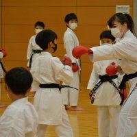 植草選手が中段突き伝授　小中学生に空手教室　印西
