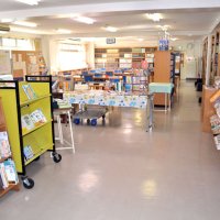 生徒の学習や興味の幅を広げる蔵書が充実している図書館