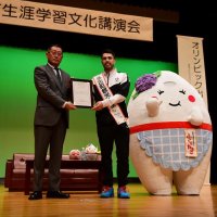 平野欽作副町長（左）から委嘱状を受け取る土井選手
