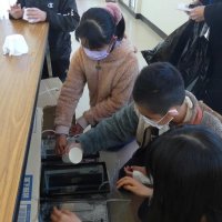 「サケもよろこぶ町に」　睦沢小５年生が飼育開始　２月の稚魚放流目指す