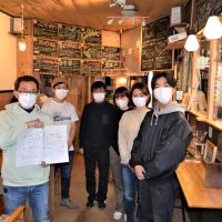 数学を応用したビールづくりに挑む千葉大生ら。左は風味とホップの相関図を手にする萩原教授。左から２人目は今井オーナー＝習志野市谷津の「むぎのいえ」