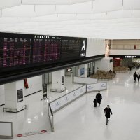 人がまばらな成田空港第２ターミナルの国際線到着ロビー＝２７日