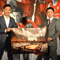 新アリーナでの試合イメージ図を披露するジェッツの田村社長（右）とＢリーグの島田慎二チェアマン＝２日夜、船橋市の船橋アリーナ
