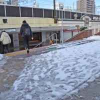 雪が積もったＪＲ西千葉駅前＝１１日午前８時１５分ごろ、千葉市中央区