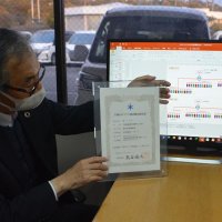ＥＶロータリーシステムを説明する二宮社長。昨年１０月、船橋市の「ものづくりグランプリ」で認定表彰され、１１月には県の「千葉ものづくり認定製品」にも選ばれた
