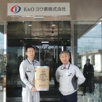 ヨウ素の出荷用容器を紹介する高橋代表（右）と堀沢栄総務部長
