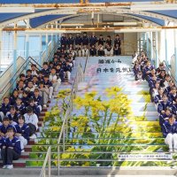 階段アートで元気に　地元中学生が勝浦駅彩る