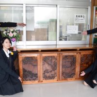 繊細な彫り作品寄贈　市川工高生、母校に　収納庫とカウンター