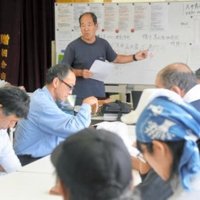 房総半島台風を受け災害対策本部で会議をする「かわせみ」のメンバーら＝２０１９年９月（芳賀事務局長提供）
