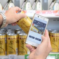 アプリを用いて商品を読み取る様子
