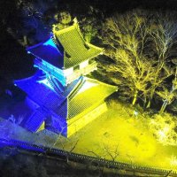 久留里城を「ウクライナ国旗色」にライトアップ　人道支援へ募金箱も　君津市