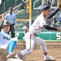 １３回表山梨学院無死一、二塁、木更津総合・越井が三塁の菊地（右）に送球しバント進塁を防ぐ