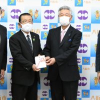 北村新司市長（左から２人目）に目録を贈る成田法人会の林康博会長（同３人目）＝八街市役所