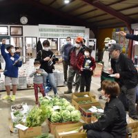 地元野菜、次々と落札　小学生１１人が競り体験　館山丸一青果市場
