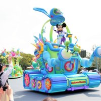 東京ディズニーランドで３年ぶりに開催された「ディズニー・イースター」のパレード「うさたま大脱走！」＝３１日、浦安市