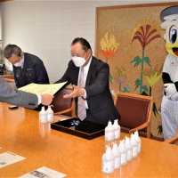 船橋の小学校に消毒液　千葉ロッテと地元企業