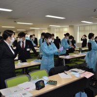 新型コロナ感染対策として、新入職員は医療用ガウン着脱の練習を行った＝１日、千葉市中央区の千葉大病院