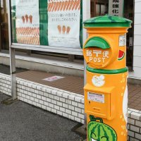 ポストに「とみちゃん」　市制２０周年でラッピング　富里