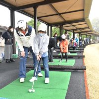 ゴルフ好きになって　女子プロが子ども指導　市原