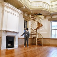 今回の工事で新たに復元された暖炉とらせん階段＝４日、香取市