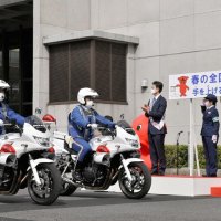 出動する白バイ隊員を見送る熊谷千葉県知事ら＝６日午前９時１０分ごろ、県庁