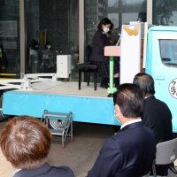 熊谷知事（左）らの前で、完成した移動式ストリートピアノで演奏する合屋さん
