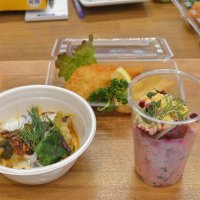 ロールキャベツ（左）など彩り豊かなウクライナ料理３種