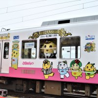 仲間たちも描かれた車両に乗り込むふなっしー。新京成の制服姿で登場した