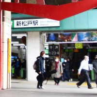 すれ違いざまに足触る　駅コンコースで痴漢容疑　松戸