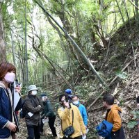 「山城」に広がるロマン　東庄で歴史観光バスツアー　むつみさん２０人に見どころ案内