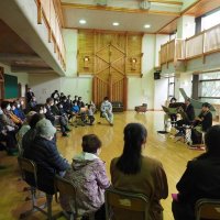 オープニングセレモニーで室内楽の演奏を楽しむ亀山地区の住民。今後もイベントが計画されている＝君津市
