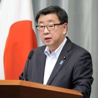 松野長官「屋外マスク不要」　十分な距離前提に推奨